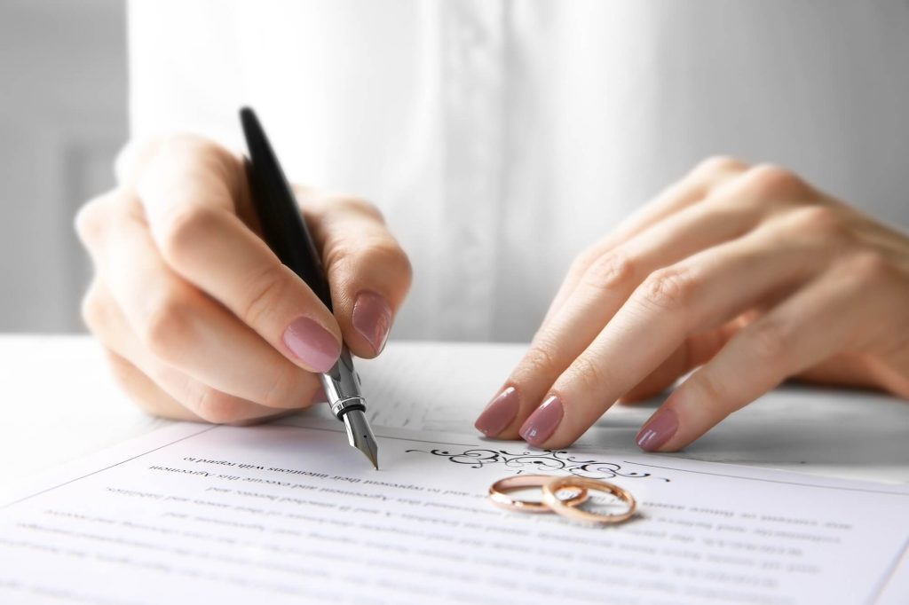 Woman signs no-fault divorce papers in Wyoming